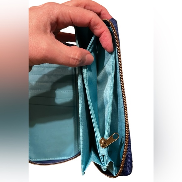 Travelon Blue Pattern Wristlet Wallet - Picture 7 of 9